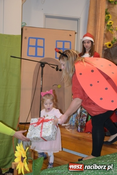 Zdjęcie w galerii na portalu naszraciborz.pl: Rodzice wystąpili dla dzieci. Nietypowy prezent na mikołajki w Roszkowie wiadomości z regionu