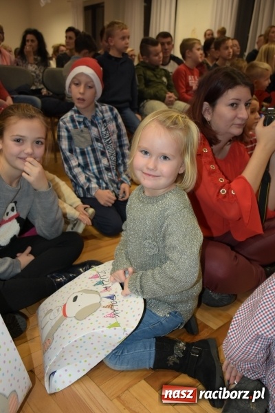 Zdjęcie w galerii na portalu naszraciborz.pl: Rodzice wystąpili dla dzieci. Nietypowy prezent na mikołajki w Roszkowie wiadomości z regionu
