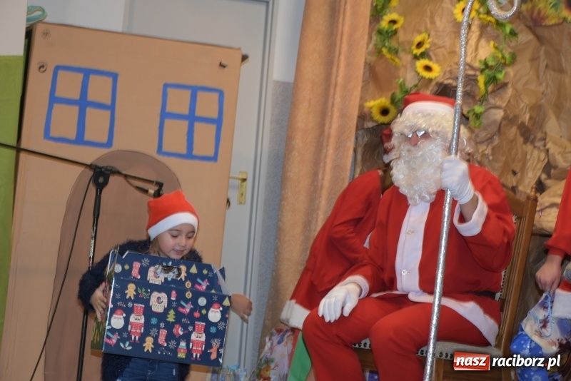 Zdjęcie w galerii na portalu naszraciborz.pl: Rodzice wystąpili dla dzieci. Nietypowy prezent na mikołajki w Roszkowie wiadomości z regionu