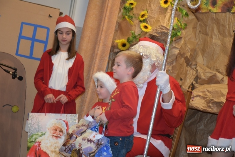 Zdjęcie w galerii na portalu naszraciborz.pl: Rodzice wystąpili dla dzieci. Nietypowy prezent na mikołajki w Roszkowie wiadomości z regionu