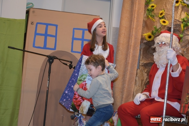 Zdjęcie w galerii na portalu naszraciborz.pl: Rodzice wystąpili dla dzieci. Nietypowy prezent na mikołajki w Roszkowie wiadomości z regionu