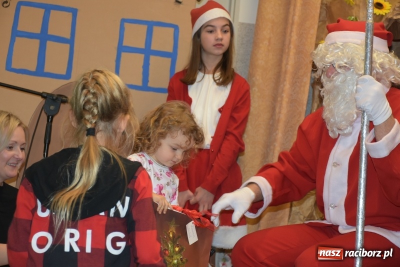 Zdjęcie w galerii na portalu naszraciborz.pl: Rodzice wystąpili dla dzieci. Nietypowy prezent na mikołajki w Roszkowie wiadomości z regionu