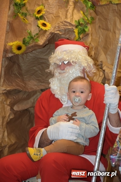 Zdjęcie w galerii na portalu naszraciborz.pl: Rodzice wystąpili dla dzieci. Nietypowy prezent na mikołajki w Roszkowie wiadomości z regionu