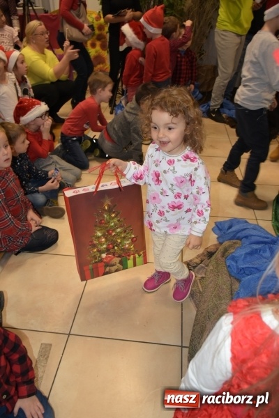Zdjęcie w galerii na portalu naszraciborz.pl: Rodzice wystąpili dla dzieci. Nietypowy prezent na mikołajki w Roszkowie wiadomości z regionu