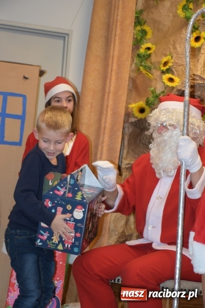 Zdjęcie w galerii na portalu naszraciborz.pl: Rodzice wystąpili dla dzieci. Nietypowy prezent na mikołajki w Roszkowie wiadomości z regionu
