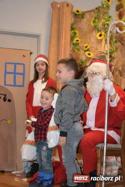 Zdjęcie w galerii na portalu naszraciborz.pl: Rodzice wystąpili dla dzieci. Nietypowy prezent na mikołajki w Roszkowie wiadomości z regionu