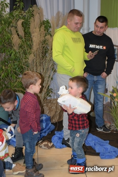 Zdjęcie w galerii na portalu naszraciborz.pl: Rodzice wystąpili dla dzieci. Nietypowy prezent na mikołajki w Roszkowie wiadomości z regionu