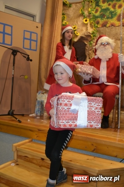 Zdjęcie w galerii na portalu naszraciborz.pl: Rodzice wystąpili dla dzieci. Nietypowy prezent na mikołajki w Roszkowie wiadomości z regionu