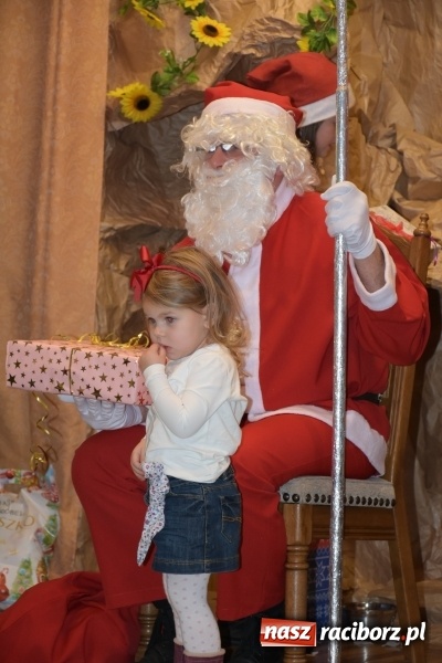 Zdjęcie w galerii na portalu naszraciborz.pl: Rodzice wystąpili dla dzieci. Nietypowy prezent na mikołajki w Roszkowie wiadomości z regionu
