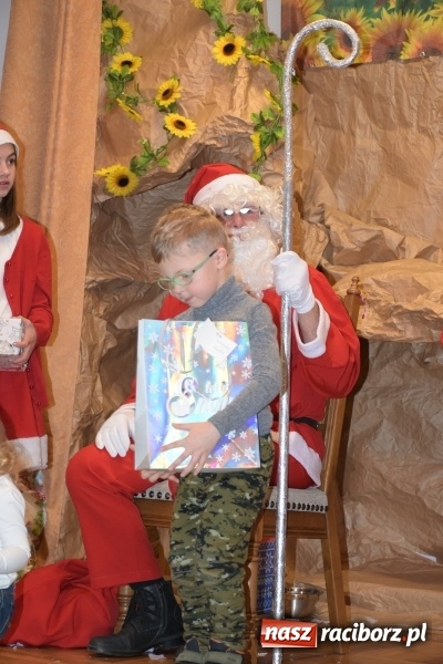 Zdjęcie w galerii na portalu naszraciborz.pl: Rodzice wystąpili dla dzieci. Nietypowy prezent na mikołajki w Roszkowie wiadomości z regionu