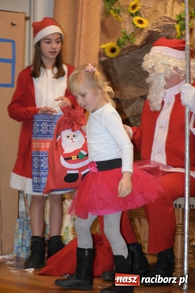 Zdjęcie w galerii na portalu naszraciborz.pl: Rodzice wystąpili dla dzieci. Nietypowy prezent na mikołajki w Roszkowie wiadomości z regionu