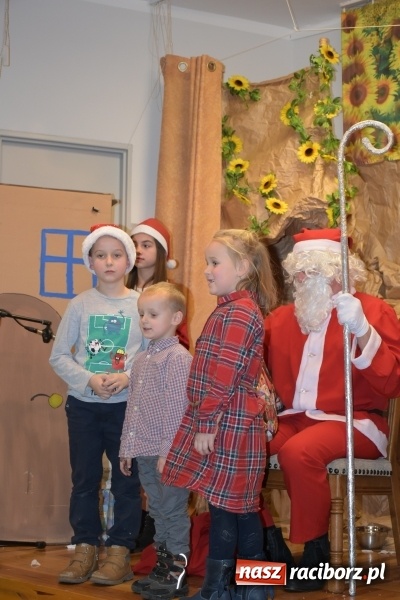 Zdjęcie w galerii na portalu naszraciborz.pl: Rodzice wystąpili dla dzieci. Nietypowy prezent na mikołajki w Roszkowie wiadomości z regionu