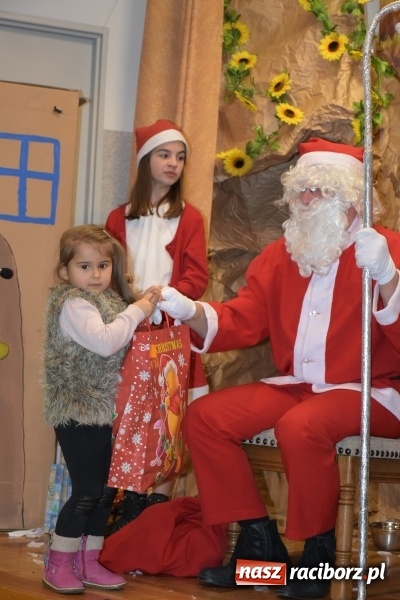 Zdjęcie w galerii na portalu naszraciborz.pl: Rodzice wystąpili dla dzieci. Nietypowy prezent na mikołajki w Roszkowie wiadomości z regionu