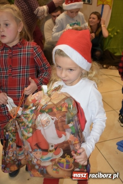 Zdjęcie w galerii na portalu naszraciborz.pl: Rodzice wystąpili dla dzieci. Nietypowy prezent na mikołajki w Roszkowie wiadomości z regionu
