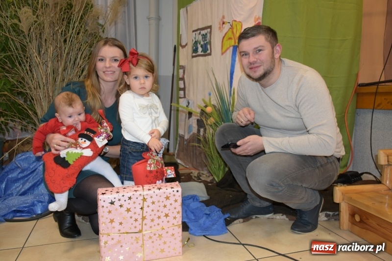 Zdjęcie w galerii na portalu naszraciborz.pl: Rodzice wystąpili dla dzieci. Nietypowy prezent na mikołajki w Roszkowie wiadomości z regionu