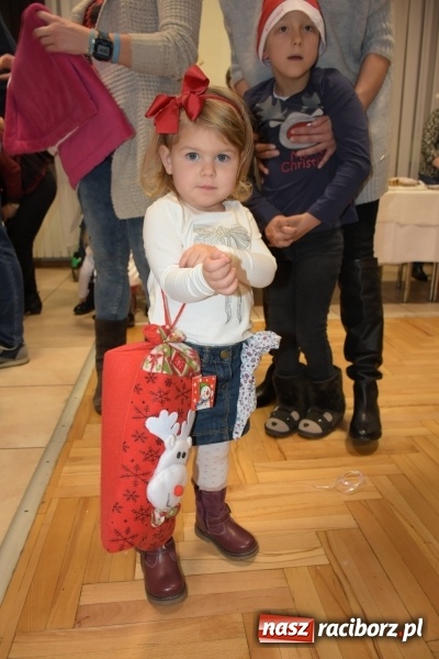 Zdjęcie w galerii na portalu naszraciborz.pl: Rodzice wystąpili dla dzieci. Nietypowy prezent na mikołajki w Roszkowie wiadomości z regionu