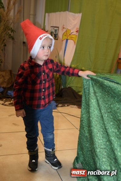 Zdjęcie w galerii na portalu naszraciborz.pl: Rodzice wystąpili dla dzieci. Nietypowy prezent na mikołajki w Roszkowie wiadomości z regionu