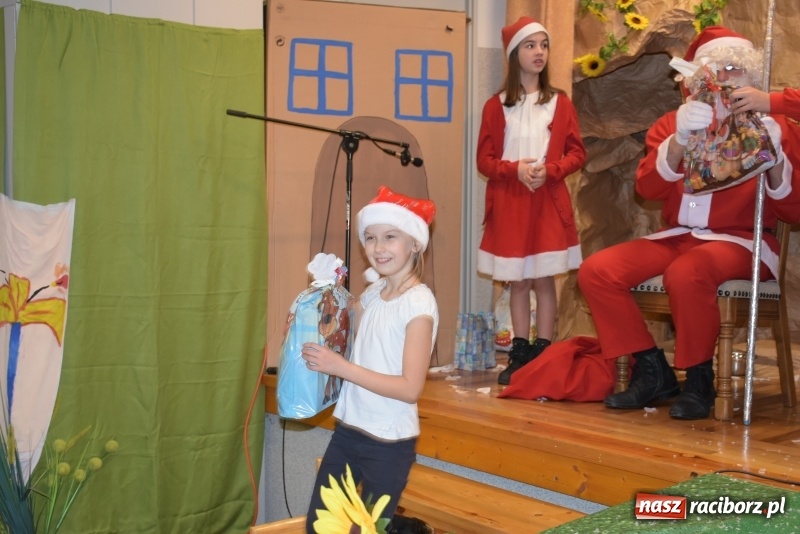Zdjęcie w galerii na portalu naszraciborz.pl: Rodzice wystąpili dla dzieci. Nietypowy prezent na mikołajki w Roszkowie wiadomości z regionu