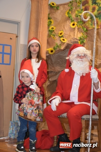 Zdjęcie w galerii na portalu naszraciborz.pl: Rodzice wystąpili dla dzieci. Nietypowy prezent na mikołajki w Roszkowie wiadomości z regionu
