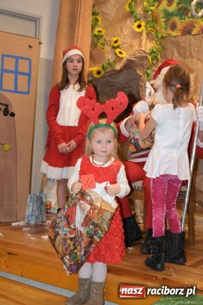 Zdjęcie w galerii na portalu naszraciborz.pl: Rodzice wystąpili dla dzieci. Nietypowy prezent na mikołajki w Roszkowie wiadomości z regionu