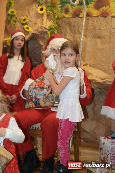 Zdjęcie w galerii na portalu naszraciborz.pl: Rodzice wystąpili dla dzieci. Nietypowy prezent na mikołajki w Roszkowie wiadomości z regionu