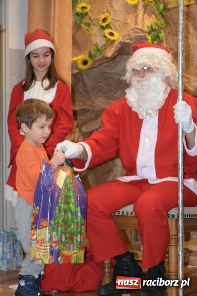 Zdjęcie w galerii na portalu naszraciborz.pl: Rodzice wystąpili dla dzieci. Nietypowy prezent na mikołajki w Roszkowie wiadomości z regionu