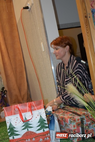 Zdjęcie w galerii na portalu naszraciborz.pl: Rodzice wystąpili dla dzieci. Nietypowy prezent na mikołajki w Roszkowie wiadomości z regionu