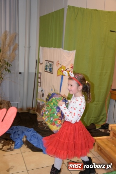 Zdjęcie w galerii na portalu naszraciborz.pl: Rodzice wystąpili dla dzieci. Nietypowy prezent na mikołajki w Roszkowie wiadomości z regionu