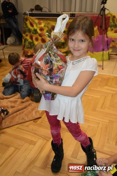 Zdjęcie w galerii na portalu naszraciborz.pl: Rodzice wystąpili dla dzieci. Nietypowy prezent na mikołajki w Roszkowie wiadomości z regionu