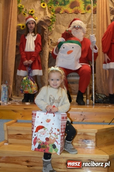 Zdjęcie w galerii na portalu naszraciborz.pl: Rodzice wystąpili dla dzieci. Nietypowy prezent na mikołajki w Roszkowie wiadomości z regionu