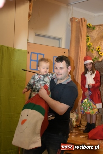 Zdjęcie w galerii na portalu naszraciborz.pl: Rodzice wystąpili dla dzieci. Nietypowy prezent na mikołajki w Roszkowie wiadomości z regionu