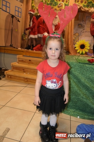 Zdjęcie w galerii na portalu naszraciborz.pl: Rodzice wystąpili dla dzieci. Nietypowy prezent na mikołajki w Roszkowie wiadomości z regionu