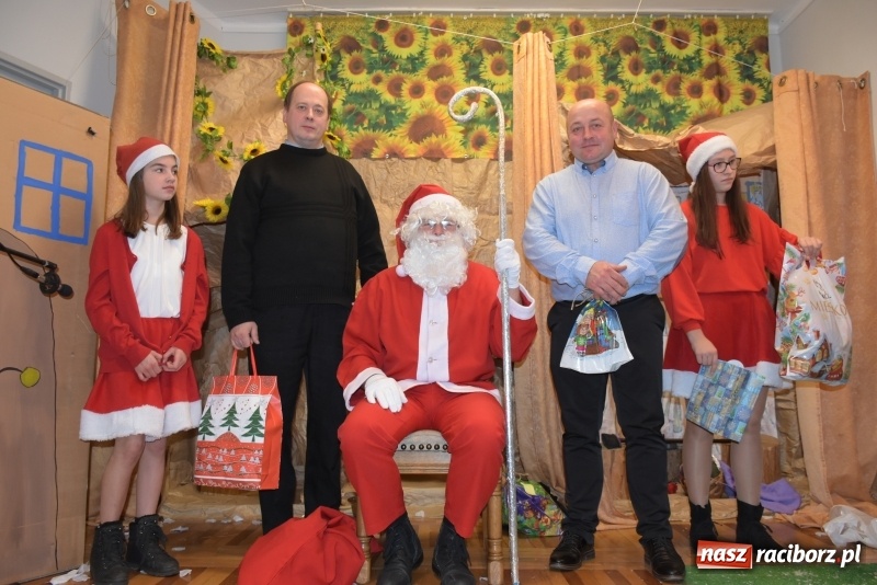 Zdjęcie w galerii na portalu naszraciborz.pl: Rodzice wystąpili dla dzieci. Nietypowy prezent na mikołajki w Roszkowie wiadomości z regionu