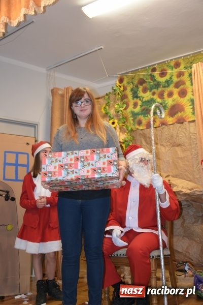 Zdjęcie w galerii na portalu naszraciborz.pl: Rodzice wystąpili dla dzieci. Nietypowy prezent na mikołajki w Roszkowie wiadomości z regionu