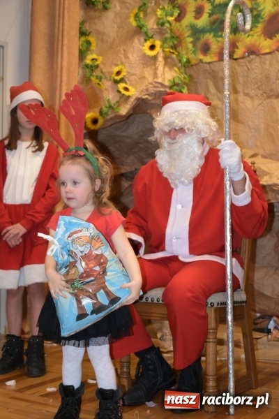 Zdjęcie w galerii na portalu naszraciborz.pl: Rodzice wystąpili dla dzieci. Nietypowy prezent na mikołajki w Roszkowie wiadomości z regionu