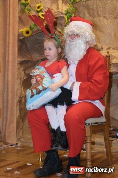 Zdjęcie w galerii na portalu naszraciborz.pl: Rodzice wystąpili dla dzieci. Nietypowy prezent na mikołajki w Roszkowie wiadomości z regionu