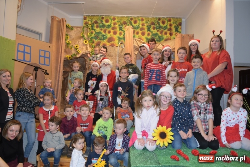 Zdjęcie w galerii na portalu naszraciborz.pl: Rodzice wystąpili dla dzieci. Nietypowy prezent na mikołajki w Roszkowie wiadomości z regionu