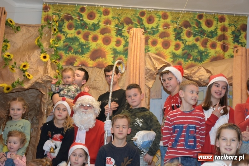 Zdjęcie w galerii na portalu naszraciborz.pl: Rodzice wystąpili dla dzieci. Nietypowy prezent na mikołajki w Roszkowie wiadomości z regionu