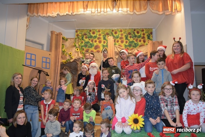 Zdjęcie w galerii na portalu naszraciborz.pl: Rodzice wystąpili dla dzieci. Nietypowy prezent na mikołajki w Roszkowie wiadomości z regionu