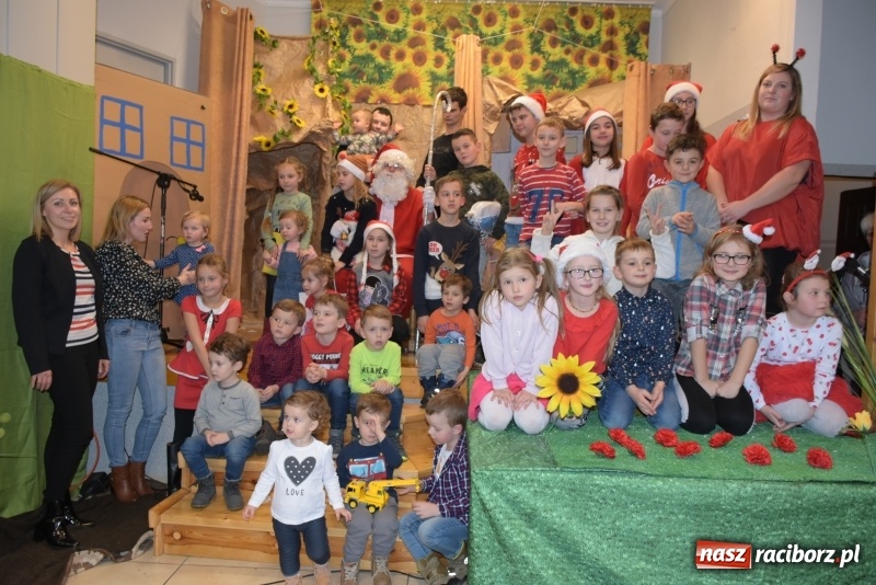 Zdjęcie w galerii na portalu naszraciborz.pl: Rodzice wystąpili dla dzieci. Nietypowy prezent na mikołajki w Roszkowie wiadomości z regionu