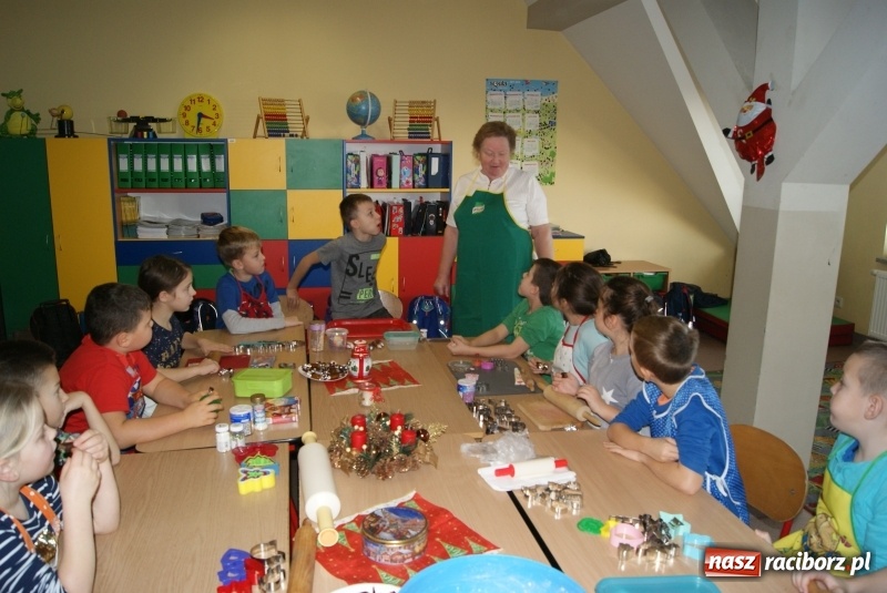 Zdjęcie w galerii na portalu naszraciborz.pl: W Studziennej dzieci piekły świąteczne pierniki wiadomości z regionu