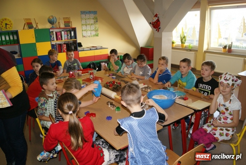 Zdjęcie w galerii na portalu naszraciborz.pl: W Studziennej dzieci piekły świąteczne pierniki wiadomości z regionu