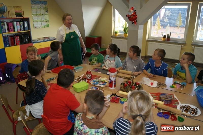 Zdjęcie w galerii na portalu naszraciborz.pl: W Studziennej dzieci piekły świąteczne pierniki wiadomości z regionu