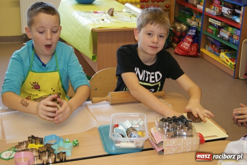 Zdjęcie w galerii na portalu naszraciborz.pl: W Studziennej dzieci piekły świąteczne pierniki wiadomości z regionu