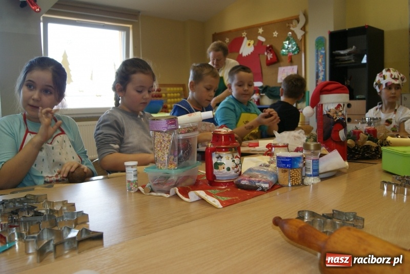 Zdjęcie w galerii na portalu naszraciborz.pl: W Studziennej dzieci piekły świąteczne pierniki wiadomości z regionu