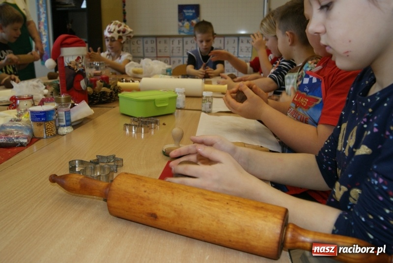 Zdjęcie w galerii na portalu naszraciborz.pl: W Studziennej dzieci piekły świąteczne pierniki wiadomości z regionu