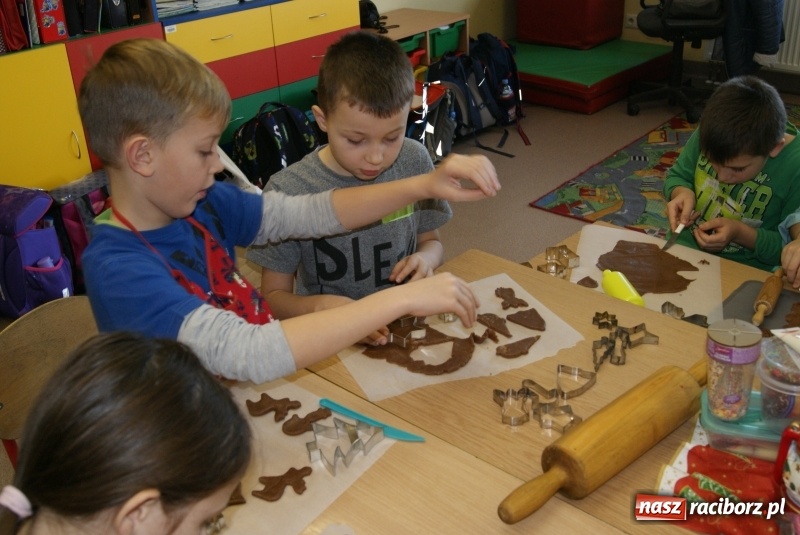 Zdjęcie w galerii na portalu naszraciborz.pl: W Studziennej dzieci piekły świąteczne pierniki wiadomości z regionu