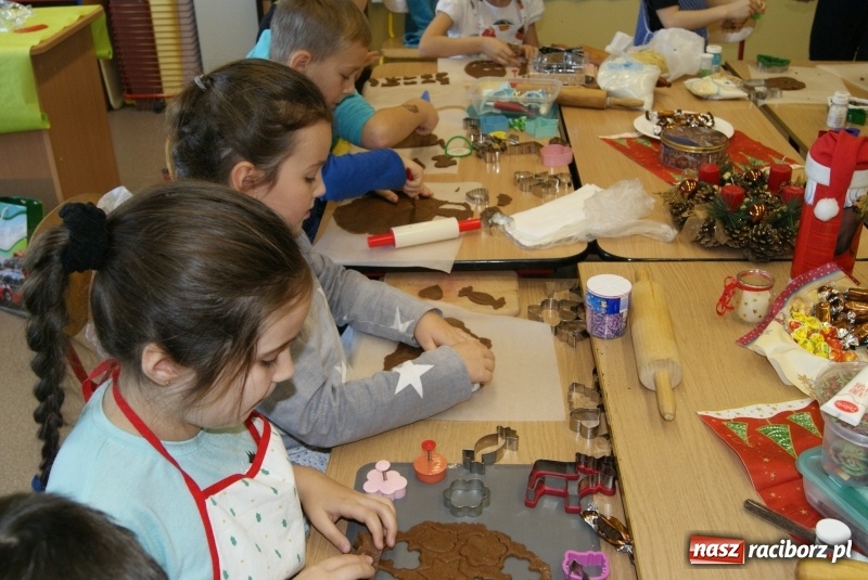Zdjęcie w galerii na portalu naszraciborz.pl: W Studziennej dzieci piekły świąteczne pierniki wiadomości z regionu