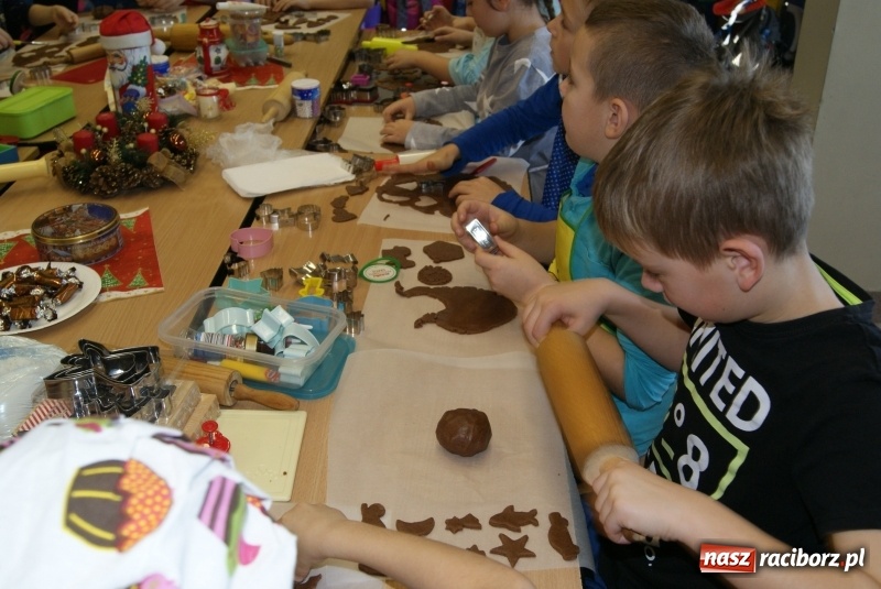 Zdjęcie w galerii na portalu naszraciborz.pl: W Studziennej dzieci piekły świąteczne pierniki wiadomości z regionu