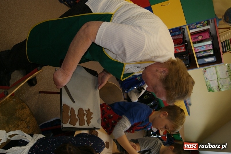 Zdjęcie w galerii na portalu naszraciborz.pl: W Studziennej dzieci piekły świąteczne pierniki wiadomości z regionu